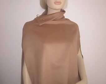 Poncho de lana de mohair hecho a mano: cuello vuelto color camello, talla pequeña