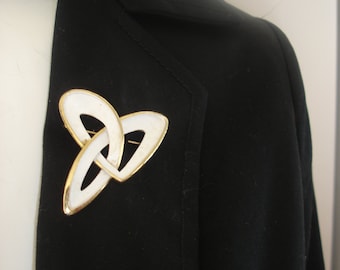 Broche vintage de esmalte blanco con ribete dorado