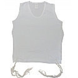 以下が含まれることがあります： 白い袖なしのアンダーシャツで、下部に白い房が付いています。