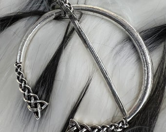 Penannular style cloak pin brooch closure, silver color