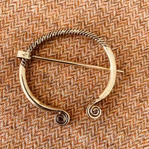 Penannular style cloak pin brooch closure, antique brass gold color, style 6