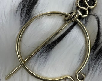 Penannular style cloak pin brooch closure, gold tone color