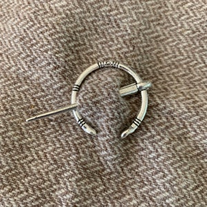 Penannular style cloak pin brooch closure, silver color