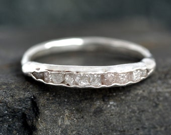 Anello diammanata ad anello a cubo bianco grezzo avvolto. Anello di diamanti bianchi.Anello di fede nuziale diamante.Anello di fidanzamento diamante