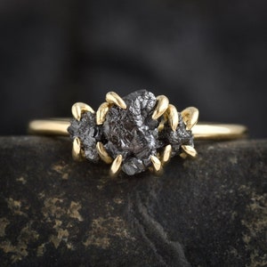 Schwarzer Diamant Ring. Roher schwarzer Diamant-Verlobungsring 3 Natürlicher Diamantring Nicht traditionelle Verlobungsring Alternative Diamantschmuck