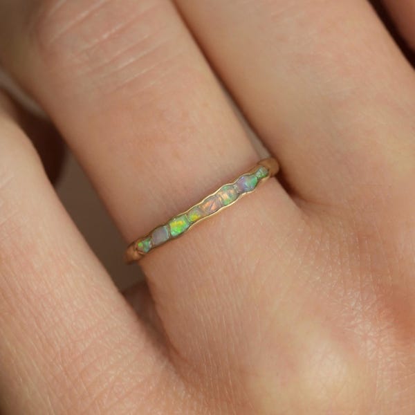 Gold Roher australischer Opal Ring. Rustikales solides Gold oder Silber ungeschnittene natürliche Opal Alternative Stapeln Hochzeit Alltag Band