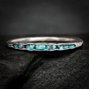 Skinny rauw turkoois bandje. Rustiek massief goud of zilver ongesneden turkoois alternatieve slanke sierlijke stapelbare trouwring
