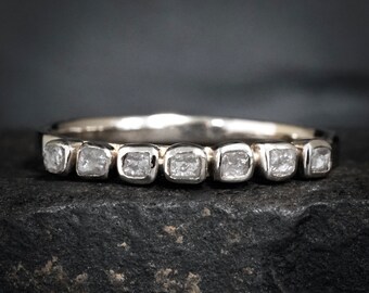 ホワイトグレーダイヤモンドリング 未加工のグレーキューブダイヤモンドリング。未加工のグレーがかった