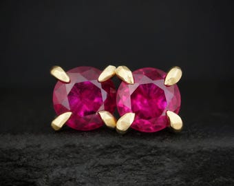 Pendientes de rubí. Pendientes de rubí rústicos y orgánicos únicos. Pendientes de rubí redondos. Pendientes de gema rosa y roja. Regalo de San Valentín