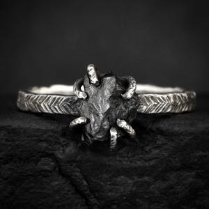 Bague de fiançailles en diamant noir brut. Bague rustique en argent noir sertie de 6 griffes, ornée d'un diamant noir non taillé et texturé en forme de plume.