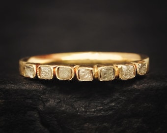 ホワイトグレーダイヤモンドリング 未加工のグレーキューブダイヤモンドリング。未加工のグレーがかった