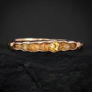 DEN ETTNA. Rå citrinring. Rustik massivt guld eller silver, oslipad naturlig citrin, alternativ stapelbar bröllopsmilstolpering