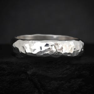 Anello a fascia martellata da 4,5 mm. Anello nuziale da uomo largo, semicircolare, in argento giallo rosa e oro bianco, con motivo testurizzato e unico nel suo genere.
