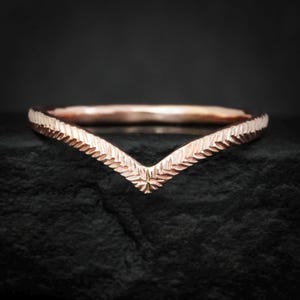 Anel com textura de penas e ondas. Aliança de casamento rústica, orgânica e natural, com textura martelada e formato único de onda em ziguezague. Anel com textura em ziguezague.