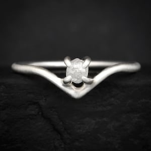 Anillo de diamantes en bruto con diseño de onda. Anillo de compromiso único con diamantes blancos naturales sin tallar y engaste de 4 puntas.