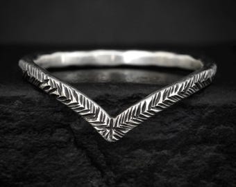 Feather Textured Wave Ring. Rustic Organic Natural Textured Hammered Unique Wave Chevron Nesting Wedding Band Ring. Textured Chevron Ring