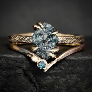 Ensemble de bagues en diamant bleu brut. Bagues empilables de mariage rustiques en or noir massif ou argent serti griffes et lunette diamants non taillés