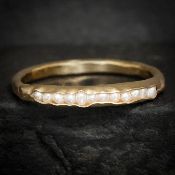 Pierścionek z perłą. Maleńki pierścionek z białą perłą słodkowodną. Organiczny, unikatowy pierścionek ślubny z naturalną białą perłą słodkowodną. Pierścionek z białą perłą.