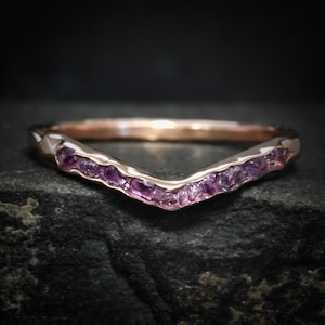 Roher Amethyst-Wellenring. Organische rustikale Alternative rohe raue ungeschnitten natürliche lila Edelstein Lünette Set Amethyst Welle Chevron Ehering Band
