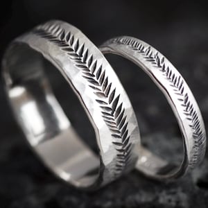 Anillo de boda con pluma texturizada. Anillo rústico de plata 925. Anillo de boda único de plata martillada, alternativa orgánica y rústica.