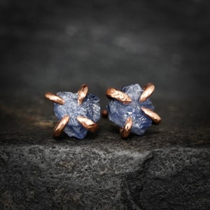 Rohe natürliche blauer Saphir Ohrstecker.  Saphir Ohrstecker. Roh Saphir Ohrringe. Rustikale Saphir Ohrringe