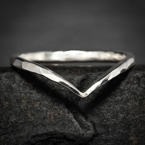 Anel de Prata Martelo com Ondas. Aliança de Casamento Rústica, Orgânica e Natural com Textura Martelo, Ondas e Formato Chevron Exclusivos. Anel com Textura Chevron.