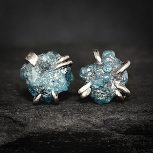Rohe blaue Diamant-Bolzen-Ohrringe. Rohe ungeschnittene raue blaue einzigartige 6-Zinken-Set Diamant Ohrstecker. Rohe blaue Diamant-Ohrstecker. Blaue Rohdiamant Ohrstecker