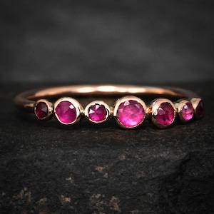 Natuurlijke robijnring. Unieke ronde ringset Ruby Pebble Ring Pink Crystal Wedding Band Felroze Edelsteen Bubble Ring Natuurlijke Ruby Ring