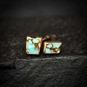 Pendientes minimalistas de oro con turquesa cruda. Pequeños pendientes geométricos de turquesa azul claro y marrón, sin tallar, con formas aleatorias, para uso diario.