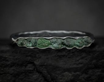 Raw Emerald Band Ring. Rustic Organic Alternative Unique Raw Rough Uncut Deep Dark Green Natural Genuine Emerald Wedding Band Ring