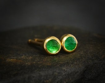 Round Cut Emerald Studs. Yellow Gold Rustic Organic Round Natural Deep Green Emerald Dot Stud Earrings. Unique Round Emerald Stud Earrings