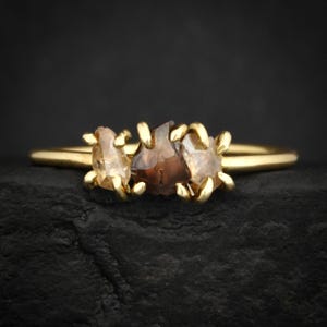 Brauner Diamant Ring. 3-Stein-Ring. 3 Diamanten als Ring. Natur inspiriert roher ungeschnittener natürlicher Cognac Champagner Braun Diamant Verlobungsring