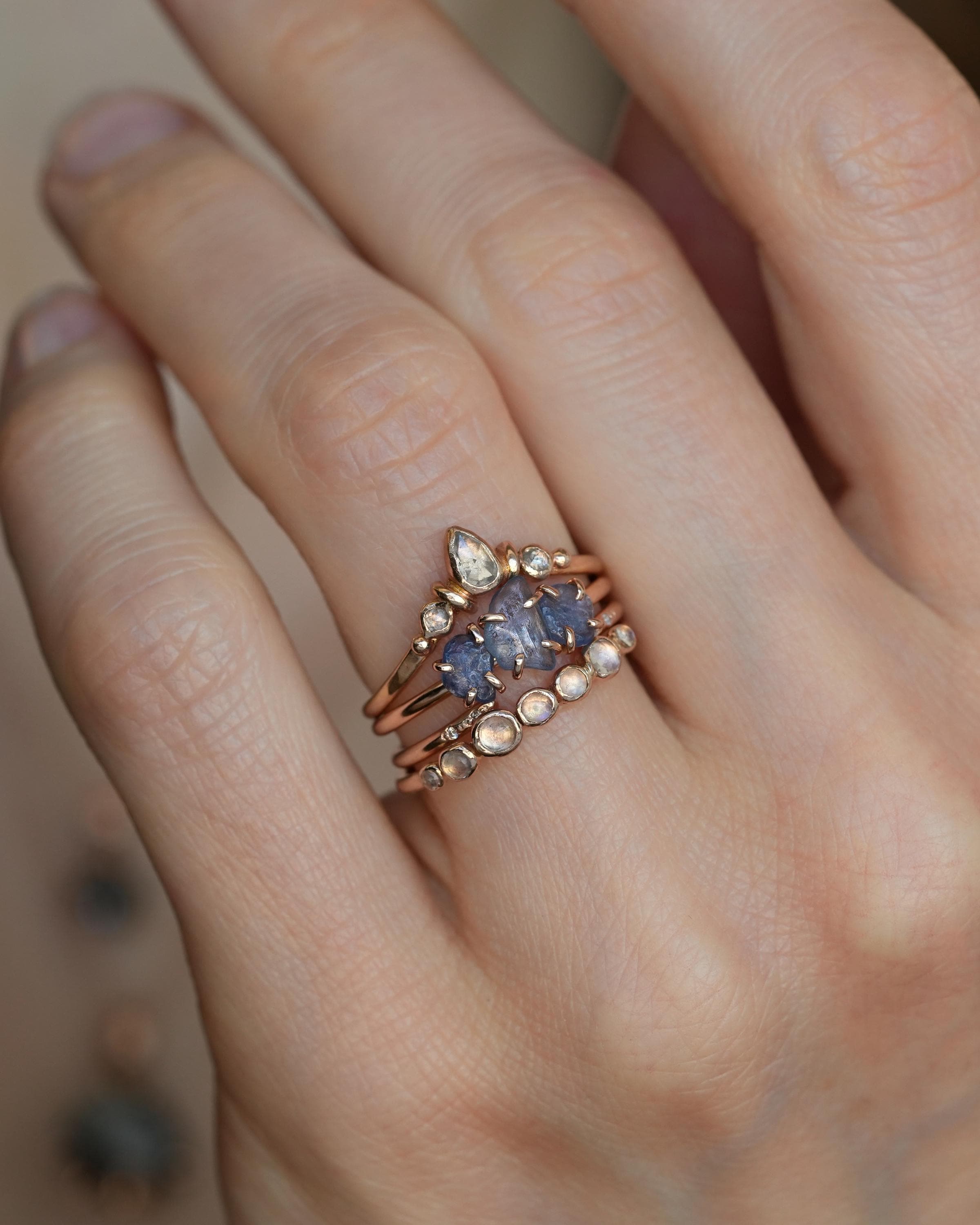 本物の原石モンタナサファイアリング。素朴なソリッドゴールド製、3石