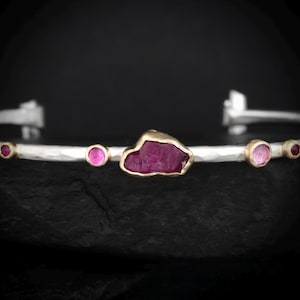 Bracelet manchette rubis prêt à être expédié. Bracelet manchette martelé en argent 925 et or 14 carats brut non taillé, cristal rubis naturel non traité et rubis rond