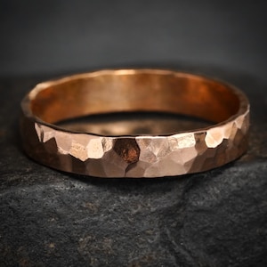 Anel de 3 mm em ouro martelado. Anel empilhável em ouro e prata maciço com textura rústica martelada, acabamento fosco ou brilhante. Estilo nº 1.