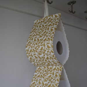 Porta carta igienica con uccelli dorati - per 2-3 rotoli - tessuto beige con stampa di uccelli dorati. Arredamento del bagno. Decorazioni natalizie
