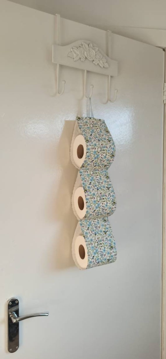 Rangement des rouleaux de papier pour camping-car dans un petit espace.  Porte-rouleau de papier toilette en tissu. Distributeur d'épicerie.  Porte-tissus. Petites fleurs bleues. -  France