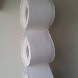 Arredamento bagno minimalista. Mobili per piccoli spazi. Portarotolo bianco puro.