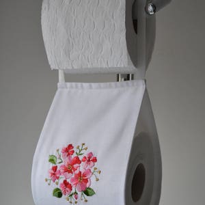 Mobile per piccoli spazi portaoggetti decorativo per carta igienica in tessuto bianco con ricamo di fiori rosa-rossi.piccola toilette per spezie