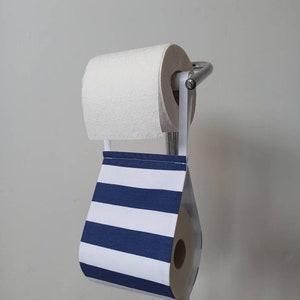 ネイビーとホワイトの布製トイレットペーパー収納。バス用吊り下げ収納。ネイビーのバス装飾。ティッシュホルダー。