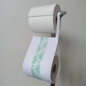 白い布製トイレットペーパー収納。バス用吊り下げ収納。バス用装飾。ティッシュホルダー。緑の花