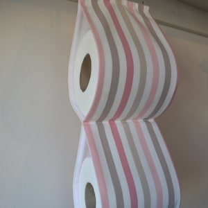 Porta carta igienica in tessuto a righe: bianco con strisce rosa e marroni.