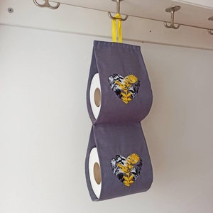 Mobili morbidi per piccoli spazi. Portarotolo in tessuto grigio. Ricama decorazioni per la casa. Rimessaggio camper.