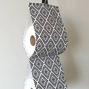 Porta rotoli di carta igienica in tessuto facile da usare. Decorazione geometrica per la casa in bianco e nero. Appeso alla porta, portaoggetti a parete.