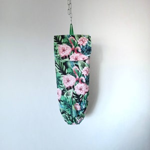 Groene monsters, roze flamingostof plastic draagtassenhouder met klep. Zakjesdispenser. Keuken opslag.