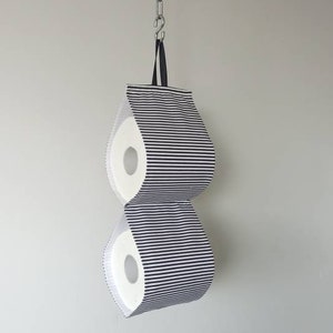 Portarotolo bianco e nero. Porta carta igienica in tessuto - nero. Portarotolo di ricambio. Arredamento del bagno. Conservazione sospesa da 2 a 5 rotoli