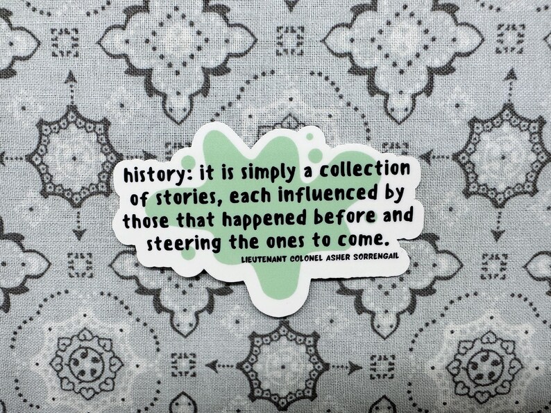 Peut inclure: Un autocollant vert et blanc avec une citation sur l'histoire&nbsp;: &laquo;&nbsp;history&nbsp;: it is simply a collection of stories, each influenced by those that happened before and steering the ones to come.&nbsp;&raquo; La citation est attribu&eacute;e au lieutenant-colonel Asher Sorrengail.
