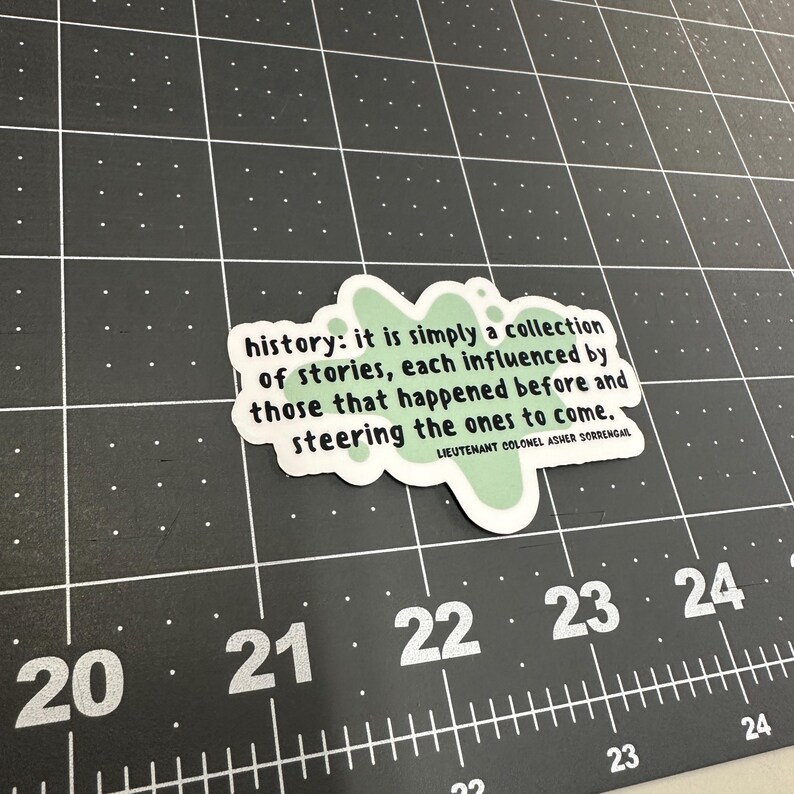 Peut inclure: Un autocollant vert et blanc avec une citation sur l'histoire&nbsp;: &laquo;&nbsp;history&nbsp;: it is simply a collection of stories, each influenced by those that happened before and steering the ones to come.&nbsp;&raquo; La citation est attribu&eacute;e au lieutenant-colonel Asher Sorrengal.