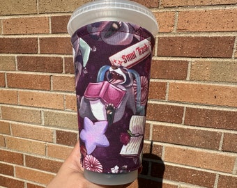 Smut Trash Raccoon Bookish iced coffee cozy, Romance reader cup sleeve for Iced drinks, romantasy reading gift for women, trash panda gift