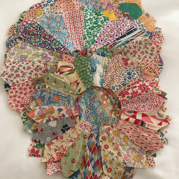 Vintage Quilt Pieces: 12 Large Dresden Plate. 4 Small